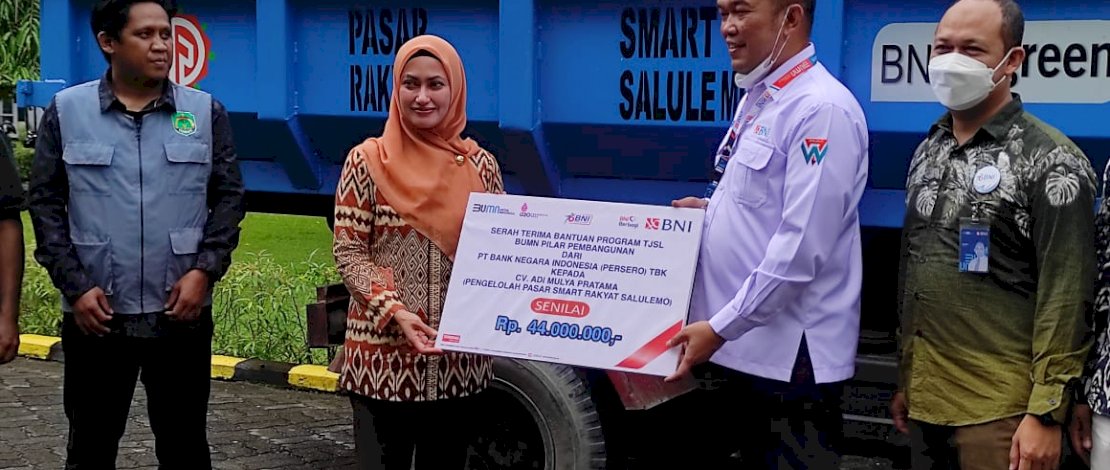 Bank Negara Indonesia (BNI) Persero menyerahkan bantuan satu unit bak sampah kepada Pemerintah Kabupaten (Pemkab) Luwu Utara (Lutra).