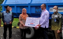BNI Serahkan Bantuan Bak Sampah untuk Pemkab Lutra