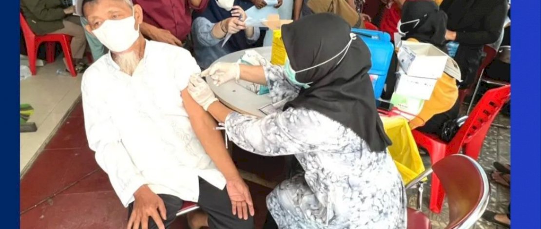 Camat Panakkukang & Istri Kunjungi 3 Lokasi Vaksinasi, 1.512 Warga Terima Dosis Vaksin