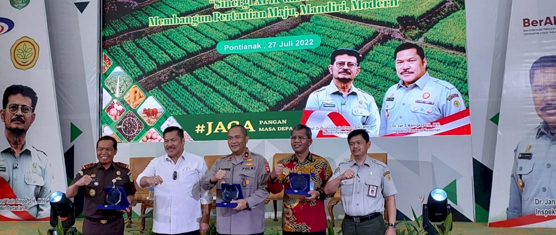 Irjen Kementan, Jan Samuel Maringka, saat menghadiri Rapat Koordinasi Pengawasan Bidang Ketahanan Pangan di Wilayah Pontianak, Kalimantan Barat.