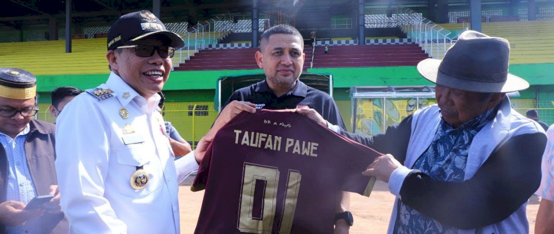 Aksa Mahmud serahkan Jersey PSM bernomer punggung 01 untuk walikota Parepare Taufan Pawe Kamis (28/7/2022). 
