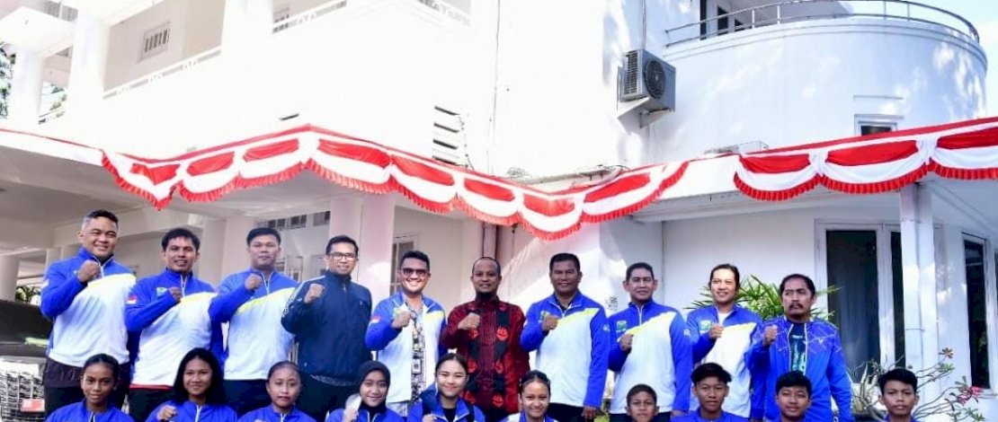 Gubernur Sulsel, Andi Sudirman Sulaiman, secara resmi melepas atlet bulutangkis Sulsel yang akan berlaga di Piala Presiden, di Jakarta, 1 - 6 Agustus 2022 mendatang.