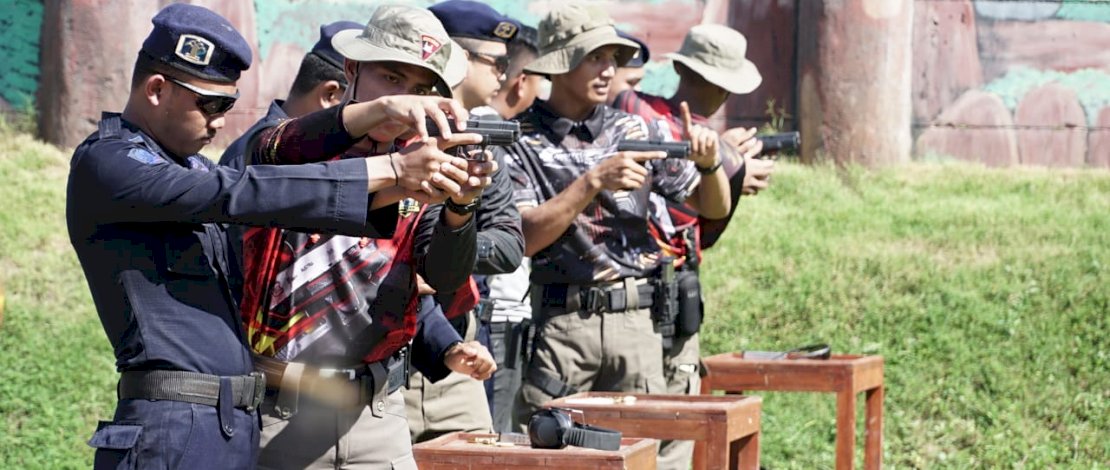 Petugas pemasyarakatan UPT Kantor Wilayah Kementerian Hukum dan HAM (Kemenkumham) Sulsel mengikuti pelatihan&nbsp;menembak, di Lapangan Tembak Tunggal Panuluan Satuan Brimob Polda Sulsel, Kamis, 28 Juli 2022.