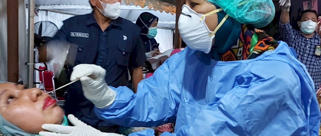 Jemaah haji langsung menjalani tes usap antigen, sesampainya di Asrama Haji Sudiang, untuk mengantisipasi adanya kasus Covid-19.
