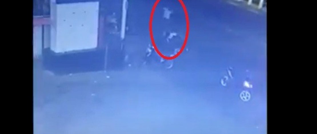 Pelaku saat melakukan aksinya sempat terekam CCTV di Jalan Bawakaraeng, Kota Makassar. Pelaku saat melakukan aksinya sempat terekam CCTV di Jalan Bawakaraeng, Kota Makassar.