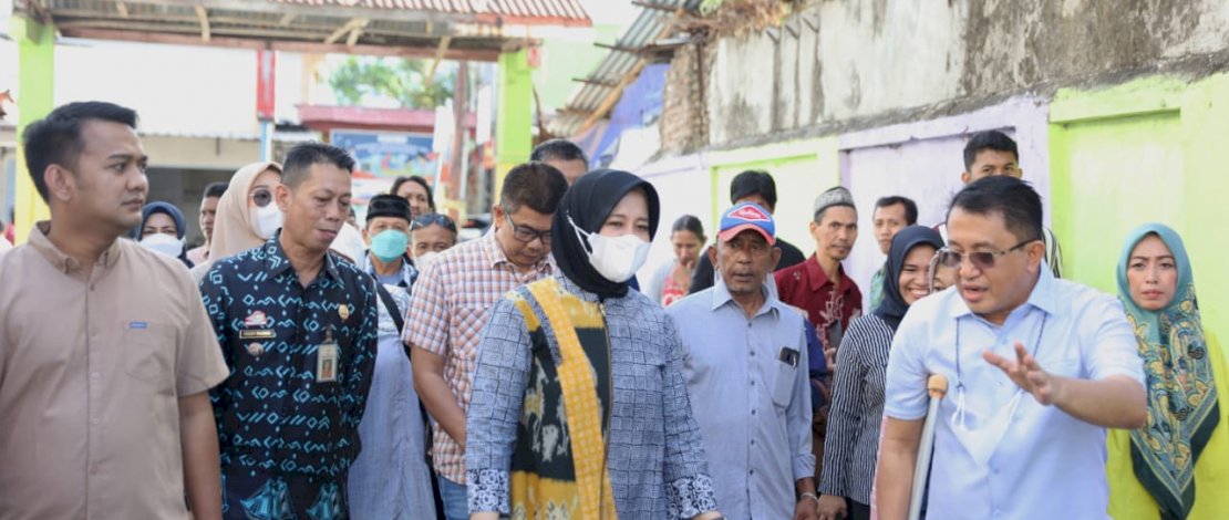 Wakil Wali Kota, Fatmawati Rusdi, mengunjungi Lorong Wisata di Jalan Sungai Pareman, Kelurahan Lajangiru, Kecamatan Ujung Pandang, Jumat, 29 Juli 2022. Wakil Wali Kota, Fatmawati Rusdi, mengunjungi Lorong Wisata di Jalan Sungai Pareman, Kelurahan Lajangiru, Kecamatan Ujung Pandang, Jumat, 29 Juli 2022.