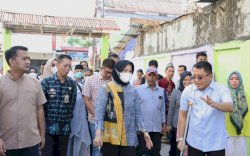 Tinjau Lorong Wisata di Jalan Sungai Pareman, Fatmawati Rusdi Pastikan Kebutuhan Kelompok Tani Terpenuhi 