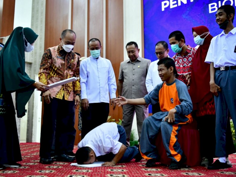Penyandang Disabilitas Sujud Syukur Usai Terima e-KTP dari Gubernur Sulsel