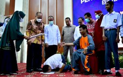 Penyandang Disabilitas Sujud Syukur Usai Terima e-KTP dari Gubernur Sulsel