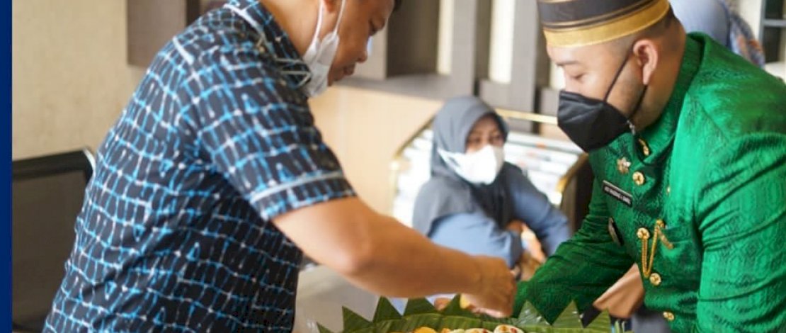Peringati Hari Kebudayaan, Camat Panakkukang Bagi-bagi Kue Tradisonional Khas Makassar