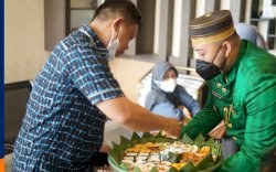 Peringati Hari Kebudayaan, Camat Panakkukang Bagi-bagi Kue Tradisonional Khas Makassar