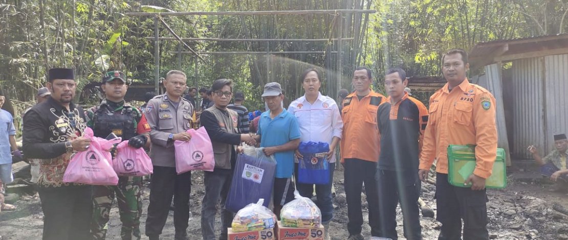 BPBD Sulsel menyalurkan bantuan logistik buffer stock untuk korban kebakaran di Maros.