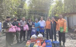 Rumah Panggung Beserta 24 Karung Padi Terbakar, Gubernur Salurkan Bantuan 