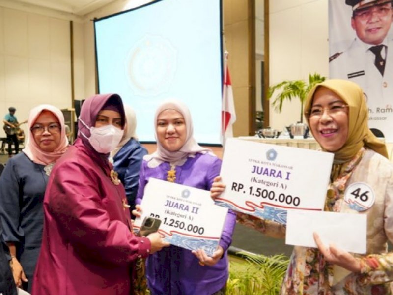 Ketua TP PKK Kecamatan Panakkukang Juara 2 Lomba Busana Se Makassar