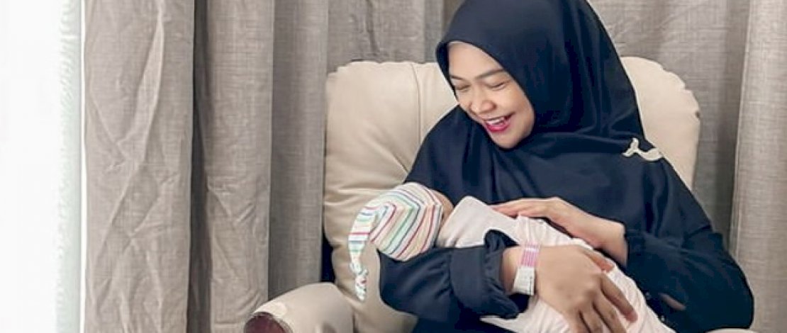 Ricis saat menggendong Baby R.