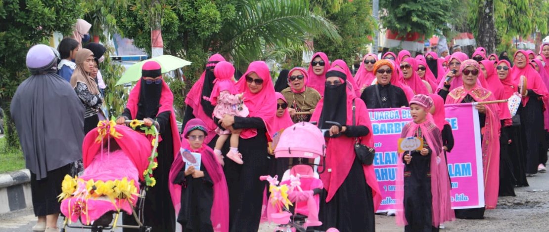 Komunitas Frozen Barbie (FB) binaan Bidan Misbah Nur kembali menjadi juara satu Lomba Pawai Hijraturrasul.