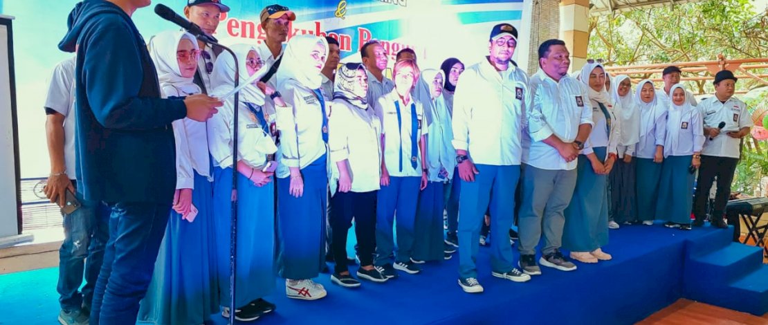 Ketua Umum IKA SMA Negeri 6 Makassar, Rudianto Lallo, mengukuhkan pengurus Angkatan 98 IKA SMAN 6 Makassar Periode 2022-2025, di Wisata Kebun Kabupaten Gowa, Minggu, 31 Juli 2022.