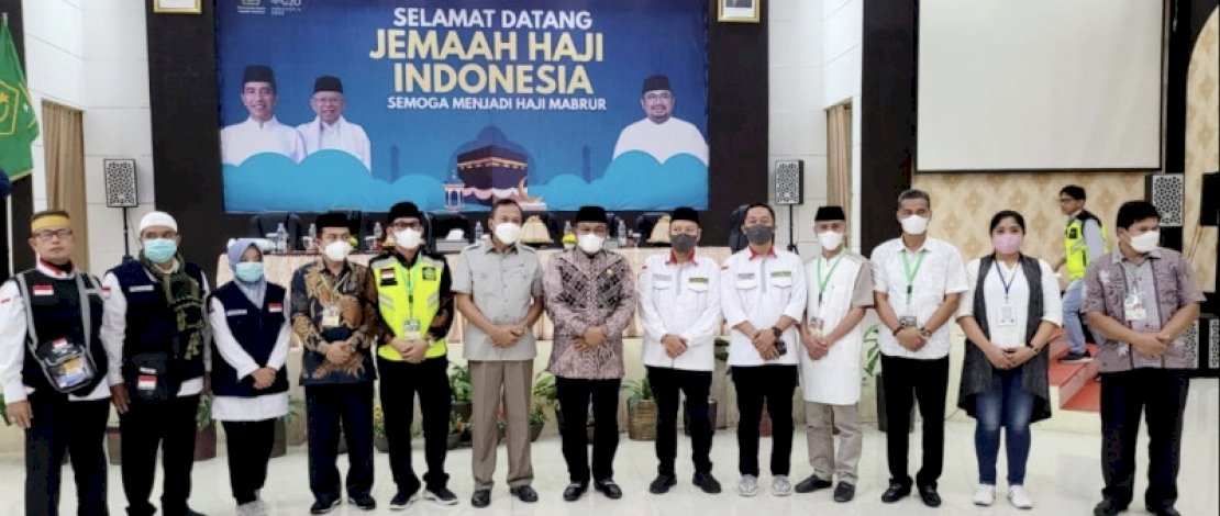 Seremoni penerimaan dan penyerahan jemaah kloter tiga, yang berlangsung di Aula Arafah Asrama Haji Sudiang Makassar, Minggu 31 Juli 2022.
