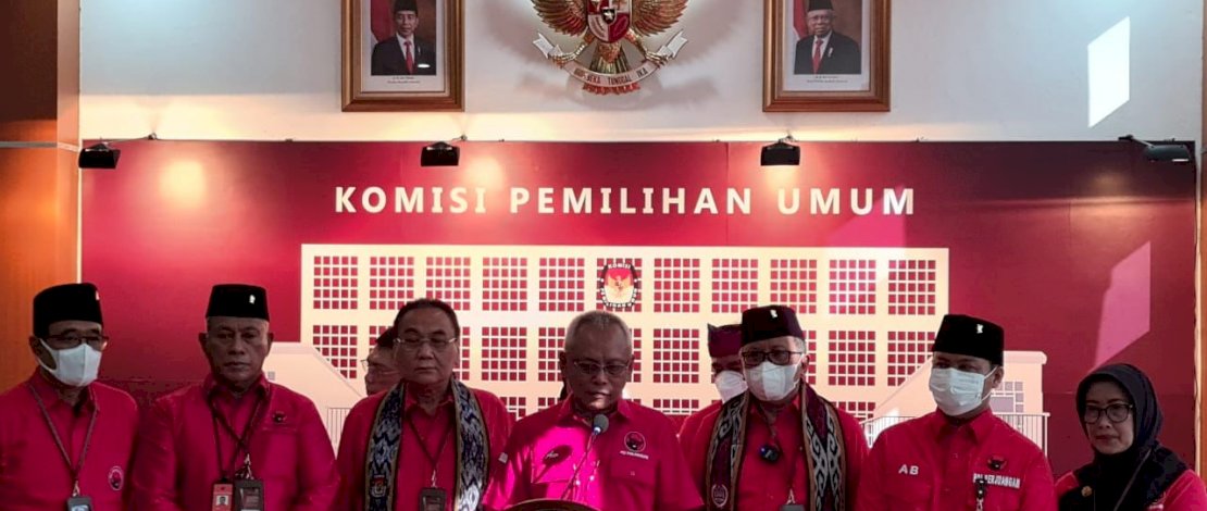 Jajaran PDIP memberikan keterangan pers usai mendaftar di KPU, Senin, 1 Agustus 2022. Jajaran PDIP memberikan keterangan pers usai mendaftar di KPU, Senin, 1 Agustus 2022.