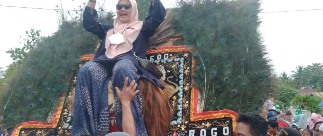 Fatmawati Beddu, Camat Sukamaju Selatan, menunggangi reog pada Pawai Tahun Baru Islam 1 Muharram 1444 Hijriah, kemarin, Minggu, 31 Juli 2022.
