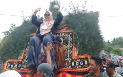 Aksi Berani Camat Perempuan di Luwu Utara, Naik Reog pada Pawai 1 Muharram 1444 Hijriah Tuai Pujian