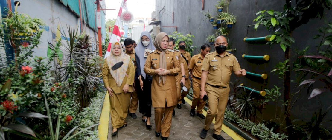 Fatmawati Rusdi saat menyisiri Lorong Wisata Onta Lama, di Jalan Onta Lama, Kelurahan Mandala, Kecamatan Mamajang, Kota Makassar, Senin, 1 Agustus 2022.