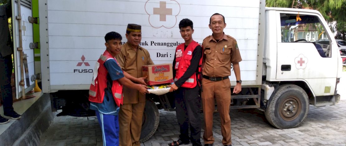 Kepala Dinas Pendidikan dan Kebudayaan (Disdikbud)
Kabupaten Luwu Utara, Jasrum, menyerahkan bantuan secara simbolis untuk korban banjir bandang yang melanda Desa Torue, Kabupaten Parigi Moutong, Sulawesi Tengah (Sulteng).