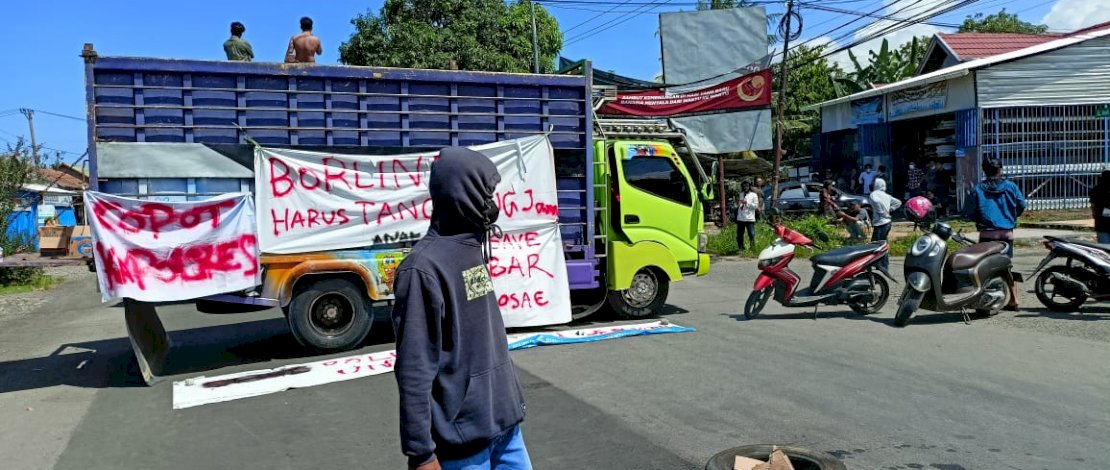 Aliansi Masyarakat Pemuda Luwu Raya Menggugat, menggelar aksi demonstrasi di poros jalan Belopa, Trans Sulawesi, Kabupaten Luwu, Rabu, 3 Agustus 2022.