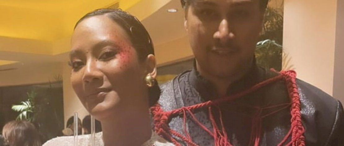 Penampilan Tara Basro menggunakan gaun seperti kain kafan.