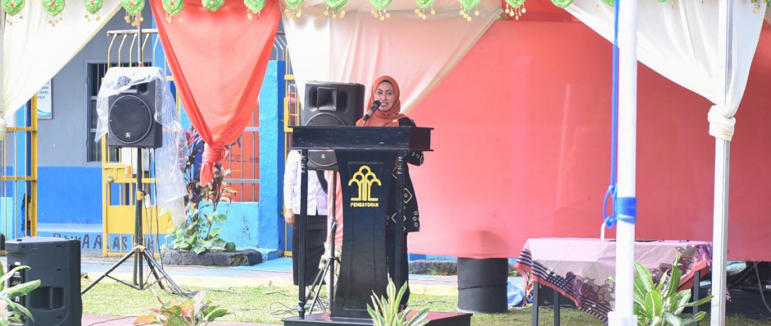 Bupati Luwu Utara, Indah Putri Indriani, menghadiri bimbingan sosial Pemerlu Pelayan Kesejahteraan Sosial (PPKS) bagi Warga Ninaan Rutan Kelas II B Masamba, yang dilaksanakan di Rutan Kelas II B Masamba, Kamis, 4 Agustus 2022.