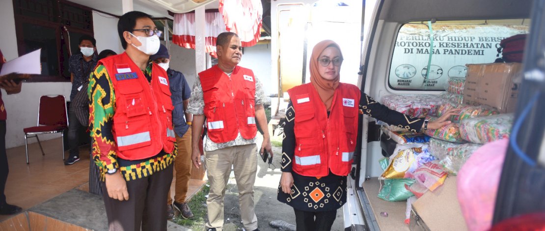 Ketua PMI Luwu Utara, Indah Putri Indriani, melepas bantuan kemanusiaan untuk korban bencana alam di Kabupaten Parigi Moutong, Sulawesi Tengah. Pelepasan bantuan dilakukan di Markas PMI Kabupaten Luwu Utara, Kamis, 4 Agustus 2022.
