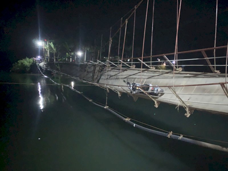 Jembatan Gantung di Bone Putus, Puluhan Warga Jatuh ke Sungai