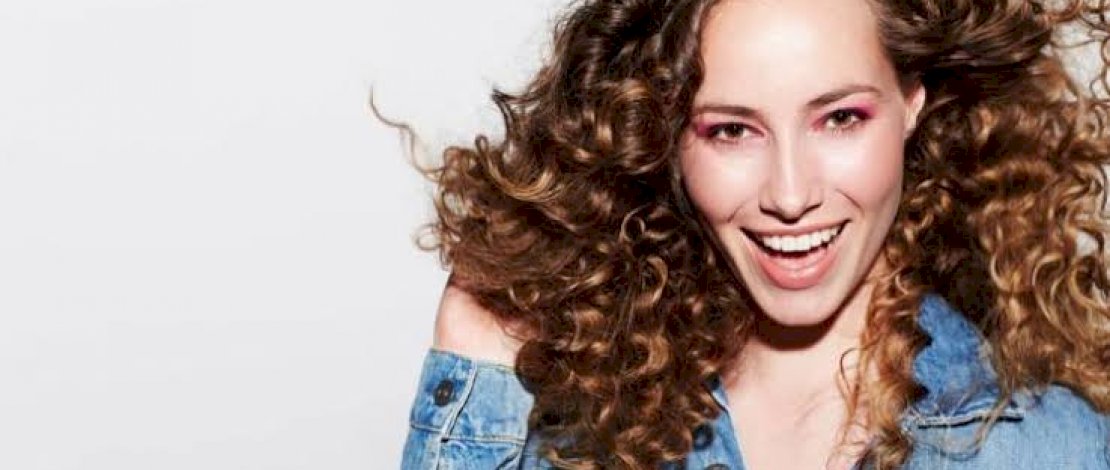 Lagi Trend di Tiktok, Begini Cara Membuat Gaya Tambut Keriting 3 Dimensi 