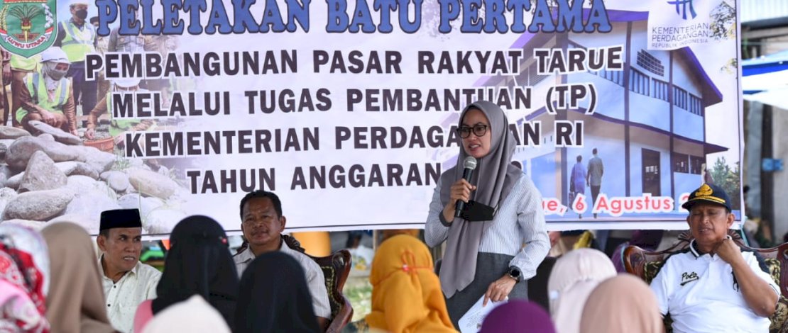 Bupati Luwu Utara, Indah Putri Indriani, melakukan peletakan batu pertama Pembangunan Pasar Rakyat Tarue, Sabtu, 6 Agustus 2022.