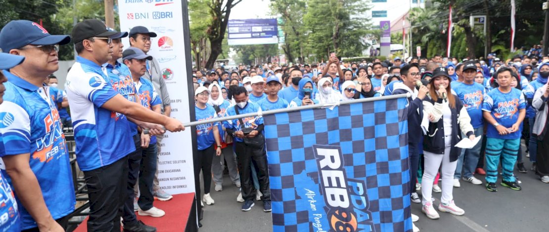 Danny Pomanto melepas peserta Fun Walk PDAM dalam rangka HUT ke 98 tahun, Minggu (7/8/2022) 