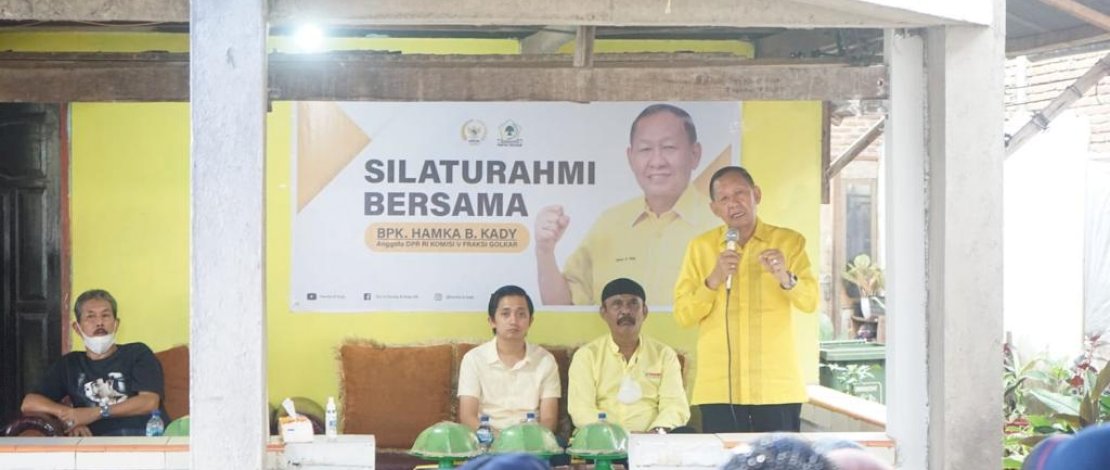 Anggota DPR RI, Hamka B Kady, bersilaturahmi sekaligus berdialog dengan para penerima program BSPS di Kecamatan Tamalanrea, Makassar, Minggu, 7 Agustus 2022.