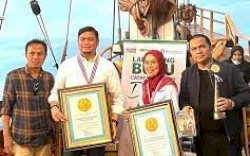 Bupati Gowa Apresiasi Buku Misi Sosial "Catatan Covid-19 Dokter Koboi" di launching Atas Perahu Pinisi