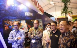 Booth Makassar Padukan Phinisi dan Rumah Gadang, Bima Arya: Impresif! 