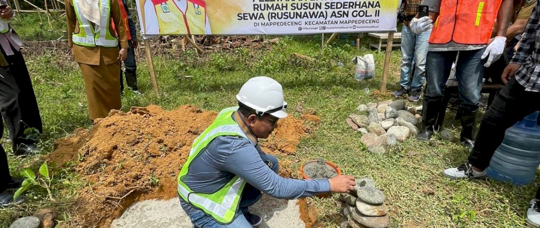 Anggota Komisi V DPR RI Muhammad Fauzi meletakkan batu pertama pembangunan Rumah susun sederhana sewa (Rusunawa) di Desa Mappadeceng Luwu Utara, Senin (08/08/2022)