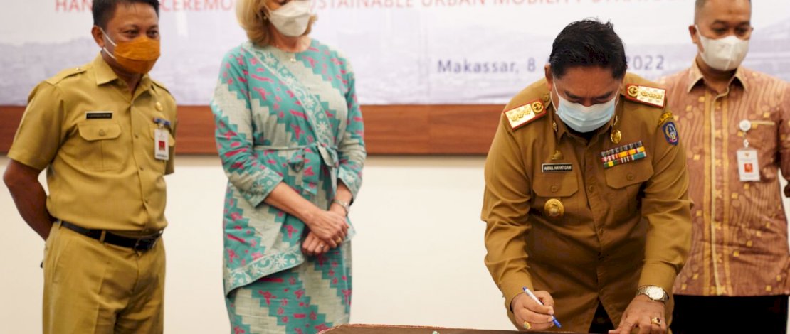Penyerahan dokumen strategi mobilitas perkotaan yang berkelanjutan di Kawasan Metropolitan Mamminasata, dilaksanakan di Hotel Claro Makassar, Senin, 8 Agustus 2022.