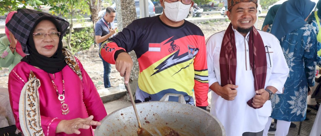 Danny Unjuk Keahlian Masak , Bikin Rendang  dan Racik Teh Talua