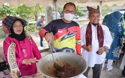 Danny Unjuk Keahlian Masak , Bikin Rendang  dan Racik Teh Talua