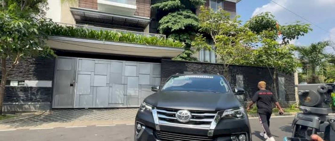 Mobil yang dikendarai LPSK saat mengunjungi Putri Candrawhati di kediamannya, Selasa (9/8/2022) 