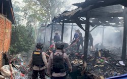 Patroli KRYD Brimob Bone Sigap Bantu Evakuasi Korban Kebakaran di Bukaka