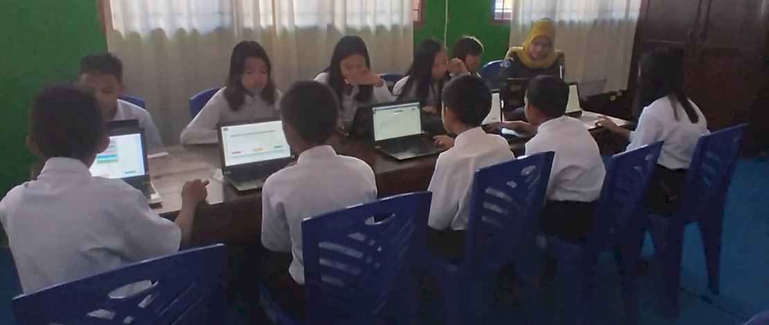 Siswa kelas VIII UPT SMP Negeri 6 Baebunta, terpaksa menumpang di UPT SMP Negeri 1 Baebunta, untuk melaksanakan Assesment Nasional Berbasis Komputer, Rabu, 10 Agustus 2022.