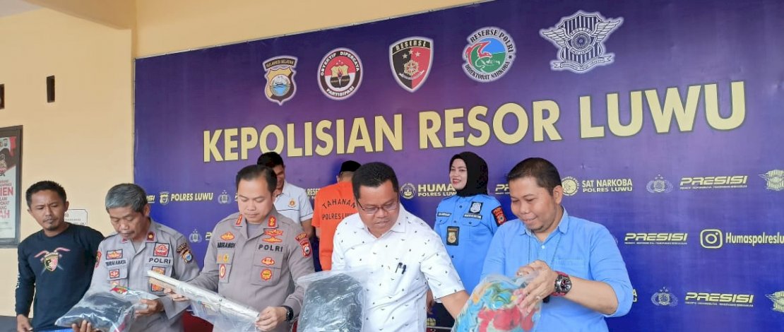 Kapolres Luwu, AKBP Arisandi, didampingi Kasat Reskrim AKP Jon, saat menggelar konferensi pers terkait pengungkapan dua kasus yang sedang diproses hukum di Mapolres Luwu, Rabu, 10 Agustus 2022. Kapolres Luwu, AKBP Arisandi, didampingi Kasat Reskrim AKP Jon, saat menggelar konferensi pers terkait pengungkapan dua kasus yang sedang diproses hukum di Mapolres Luwu, Rabu, 10 Agustus 2022.