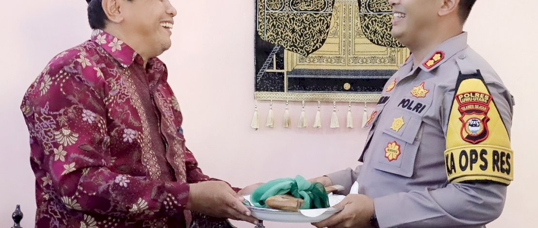 Tokoh masyarakat Sabbang, Andi Suriadi memberikan hadiah berupa benda pusaka kepada Galih Indragiri. Tokoh masyarakat Sabbang, Andi Suriadi memberikan hadiah berupa benda pusaka kepada Galih Indragiri.