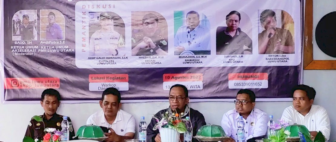Ketua Bawaslu Lutra, Muhajirin, saat Ngobrol Pemilu di Warkop Dg Aziz, Rabu, 10 Agustus 2022.