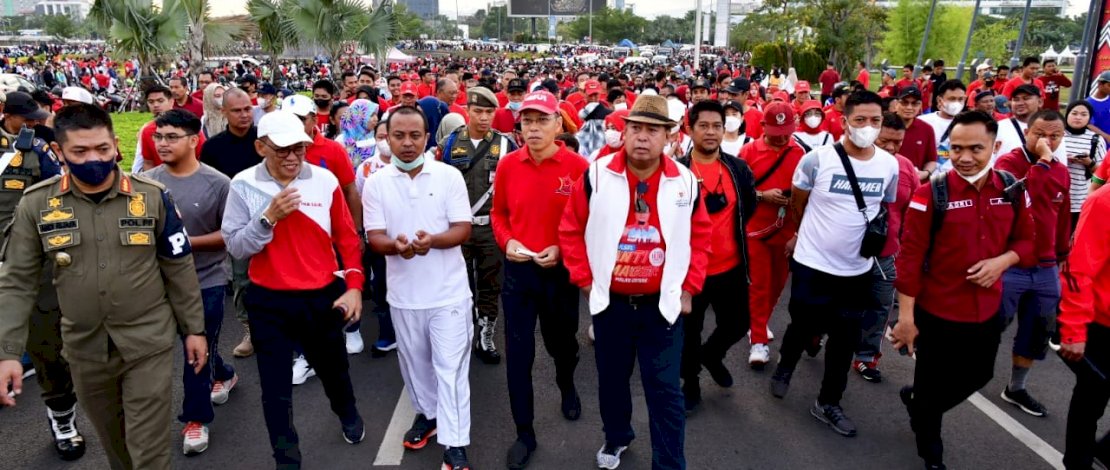 Gerakan  Sulsel Anti Mager,  Andi Sudirman Jalan 10 Ribu Langkah Bareng Pelajar dan ASN 