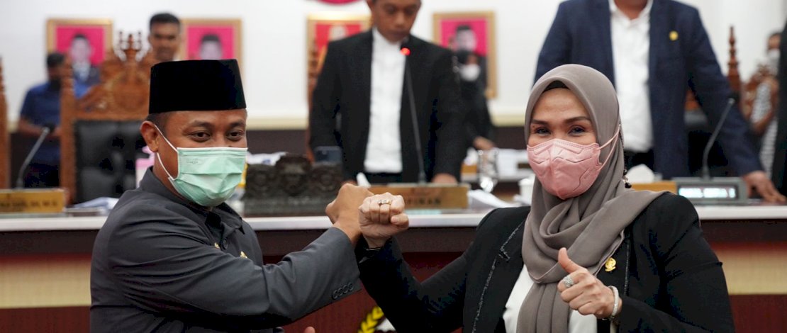 Gubernur Sulsel, Andi Sudirman Sulaiman bersama DPRD Sulsel, menandatangani nota kesepakatan bersama terhadap Kebijakan Umum APBD (KUA) dan Prioritas Plafon Anggaran Sementara (PPAS) Tahun Anggaran 2023, pada Rapat Paripurna DPRD Sulsel, Jum'at malam, 12 Agustus 2022.